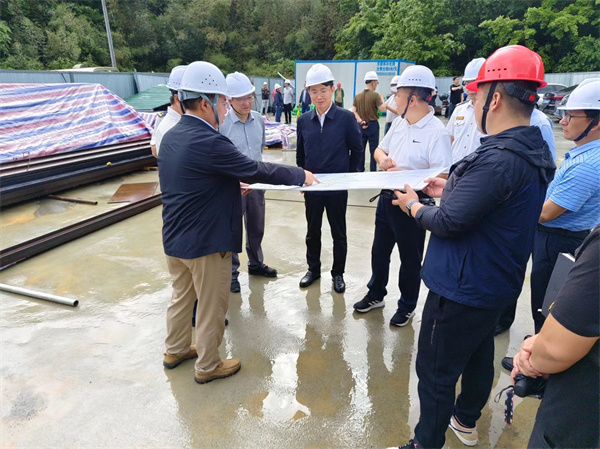 4月28日，市委常务、常务副市长任生调研新安江防洪项目建设情况，kaiyun·开云（中国）官方网站集团副总经理张高峰陪同调研。.jpg