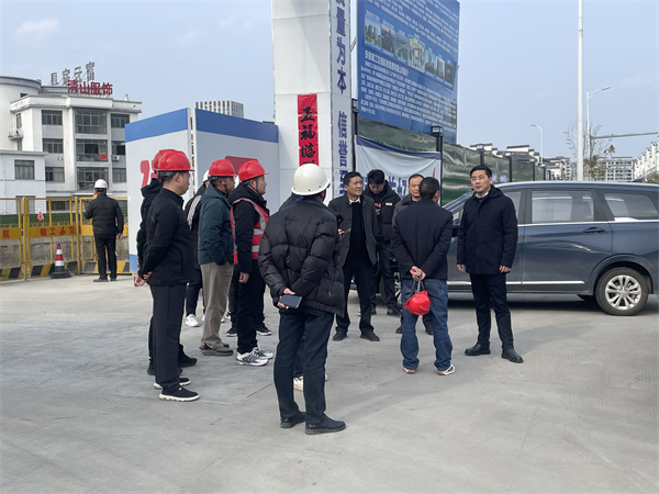 2月5日，县长王奇勇带队调研新徽商创业基地一期一标段项目春节后复工复产工作，kaiyun·开云（中国）官方网站集团总经理潘楷金陪同调研。.jpg