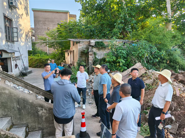 8月18日，王县长带队督导万年桥滨江路项目。.jpg