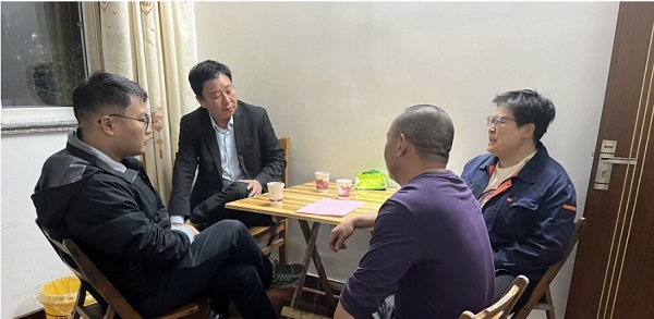 1699326054603397.jpg 23.11.7夜访职工听心声共促服务再提升.jpg